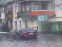 Автомобиль затопило на Херсонской в Луганске