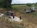 В ЛНР легковую машину протаранили и сбросили с дороги