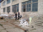 Бригада ивановских рабочих ремонтирует Марковский дом культуры