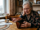 90-летняя бабушка из Первомайска ЛНР лишилась огромной суммы из-за курьера мошенников