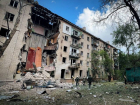 Строители приступили к восстановлению обстрелянной пятиэтажки в восточной части Луганска