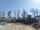 В луганском сквере Советскому солдату кипит работа