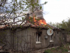 Спасатели МЧС ЛНР тушили полыхающие крыши и предупредили взрыв газовых баллонов