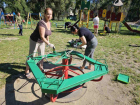 Врачи из Красного Луча отремонтировали городскую детскую площадку 