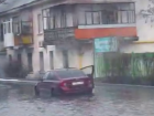 Автомобиль затопило на Херсонской в Луганске