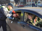 В ЛНР автоинспекторы поздравили женщин с 8 Марта цветами и открытками