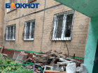 Жители Луганска жалуются на брошенные оконные рамы у подъезда