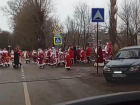 Праздник посреди города: толпа Дедов Морозов разгуливает по Луганску