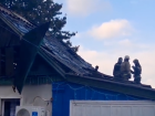 В Новодарьевке ЛНР спасатели МЧС отстояли от огня жилой дом