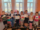 Трогательные открытки для бойцов СВО изготовили дети из Красного Луча ЛНР 