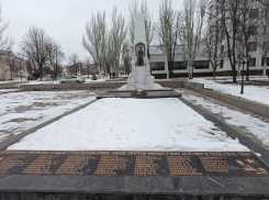 Омские строители восстанавливают памятник партизанам и подпольщикам в Стаханове ЛНР