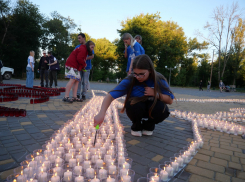 В Луганске прошла акция «Свеча памяти», приуроченная к 83-й годовщине начала ВОВ