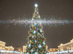 Мобильная связь стала пропадать в центре Луганска из-за открытия главной ёлки