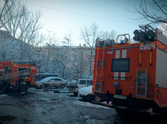 В Луганске на пожаре едва не погибла женщина, а в Суходольске вместе с гаражом сгорела Хонда