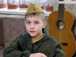 Кирилл Буряк из Алчевска ЛНР записал видео открытку для папы, который защищает Донбасс