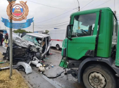 Смертельное столкновение в Луганске: внедорожник врезался в грузовик Scania