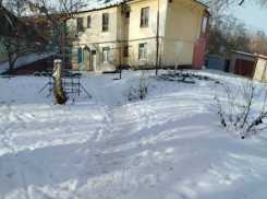 В Луганске люди сами вынуждены чистить снег