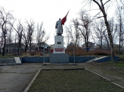 В Луганске принялись восстанавливать сквер Советскому солдату