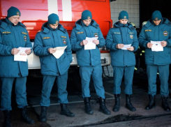 На лицах суровых мужчин появилась улыбка: спасателям из Рубежного ЛНР пришли письма от юных москвичей 