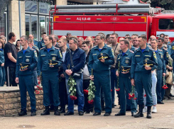 В Луганске простились с погибшими спасателями МЧС России