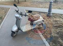 В Луганске мопедист сбил на тротуаре трехлетнюю девочку