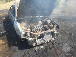 В Роскошном в пожаре полностью сгорел автомобиль 