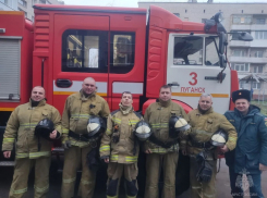 Мать и четверых детей спасли луганские пожарные из горящего подъезда