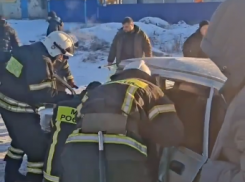 Автомобилист оказался зажат в покореженной легковушке в районе Роскошного в ЛНР