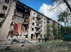 Строители приступили к восстановлению обстрелянной пятиэтажки в восточной части Луганска
