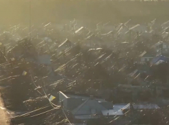 «Прифронтовой дождик»: оккупированный ВСУ Лиман у границ ЛНР затянут кабелями от дронов, видео