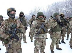 Бойцам на полигоне в ЛНР передали зимнюю экипировку и продукты