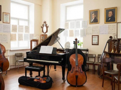 Живущие без света, воды и тепла сватовцы получили музыкальные инструменты в ЛНР 