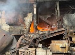Спасатели МЧС ЛНР почти 6 часов тушили горящий цех на стахановском заводе