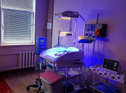 Новорожденный весом менее килограмма дышит с помощью нового аппарата в больнице города Алчевска 