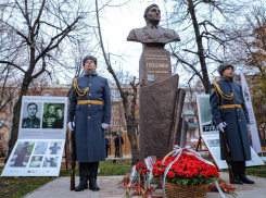 В луганском Сквере пограничников открыли памятник герою СССР из Брянки