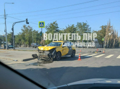 Момент столкновения автобуса и такси в Луганске попал на видео