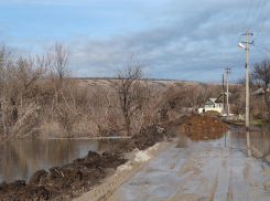В Лутугинском районе ЛНР река затопила поселок 
