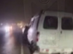 Появилось видео километровой очереди в МРЭО в Луганске