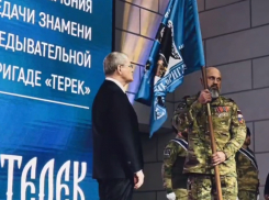 Владимир Путин передал боевое знамя разведчикам из ЛНР