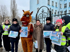 В Луганске конь Юлий рассказал школьникам о правилах безопасности на дорогах