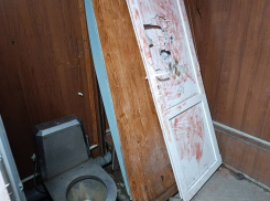 Луганчане недовольны состоянием туалета в сквере Молодой гвардии