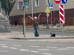 Зажигательный танец исполнил мужчина в центре Луганска