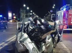 В страшной аварии в Луганске погиб мотоциклист и пострадали двое пассажиров