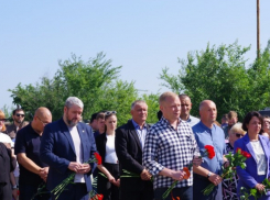 Жители Металлиста ЛНР почтили память журналистов, отдавших жизнь за профессию