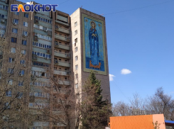 В Луганске завершают мурал Богородицы