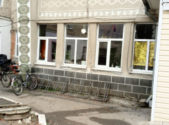 Беспилотник ВСУ атаковал Сватовскую больницу, есть пострадавший