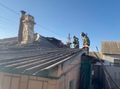 Чудом избежали трагедии: в Луганске пожарные спасли дом с ребенком внутри