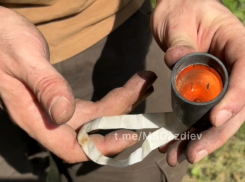Кассетные боеприпасы, которыми ВСУ разрушили школу в Лисичанске, показал военкор