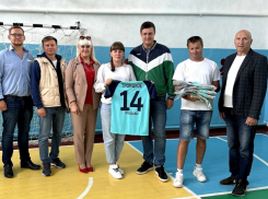 Чиновники из Орловской области привезли в Луганскую Народную Республику футбольную форму