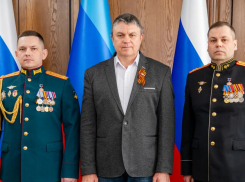 Звезды Героев: Леонид Пасечник наградил выдающихся офицеров ко Дню ЛНР